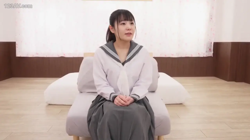 全景 · 平静 · 沙发 · 房间 · 水手服 · 端坐 · 明亮 · 坐谈