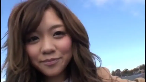 顔部のクローズアップ · 站立 · 微笑 · 对视 · 屋外 · 生活照 · 棕色外套