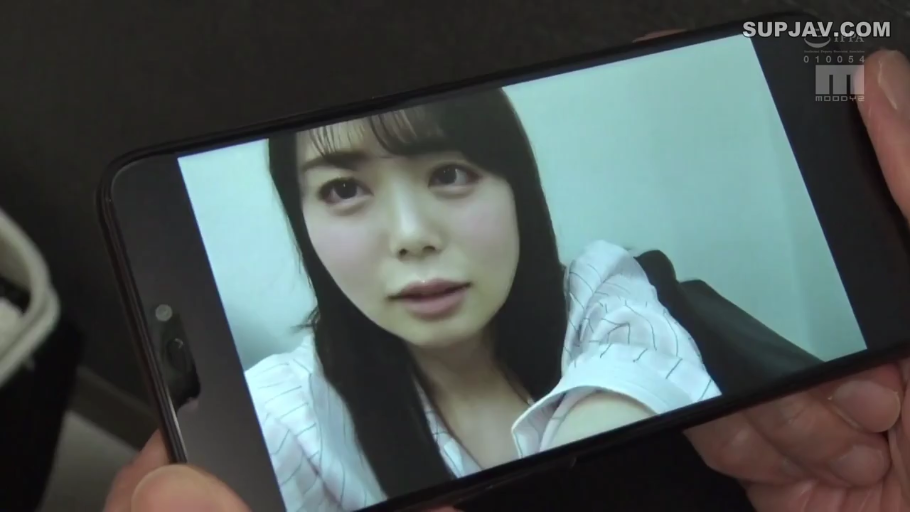 室内 · 脸部特写 · 条纹衬衫 · 正面 · 智能手机 · 自然表情 · 录制视频 · 屏幕画面