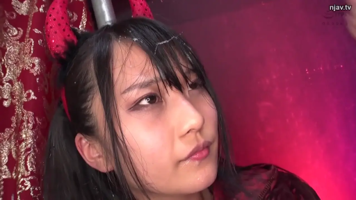 室内 · 脸部特写 · 仰头 · 红色服饰