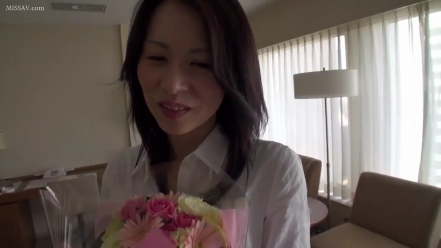 Stand · Smile · Hotel room · white shirt · 面部特写 · Mature woman · 鲜花 · 拿花