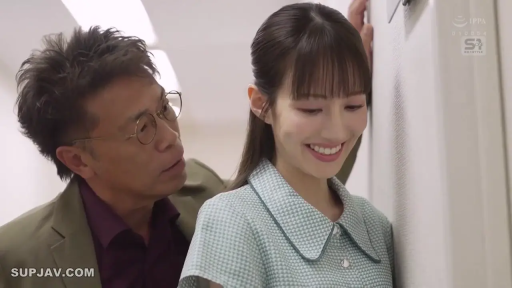 走廊 · 近景 · 浅蓝色格纹上衣