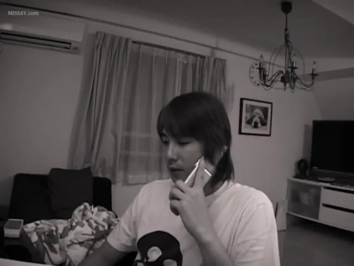 座り姿勢 · 平静 · リビング · 半身 · 携帯電話 · 打电话 · 白いTシャツ · 黑白图片