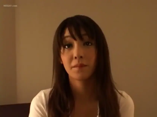 室内 · 座り姿勢 · カメラに向かって · 顔のクローズアップ · 白い上着 · 采访视角 · 珍珠项链 · 憂鬱な表情