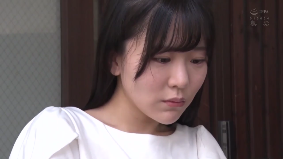 室内 · 面部 · 憂鬱 · 站立 · 白い上着 · 成人内容 · 俯视