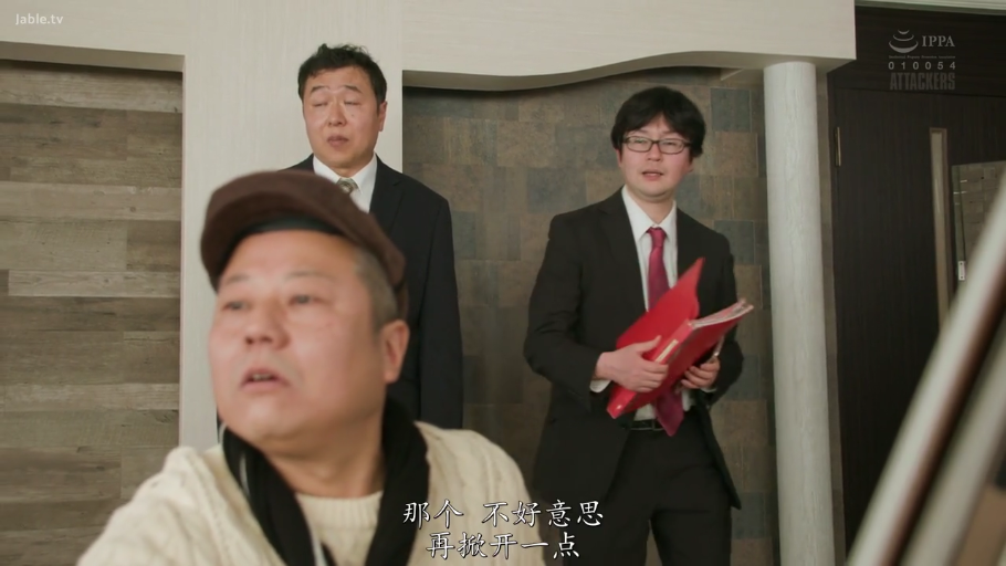 坐姿 · 中景 · 平静 · 画室 · 白色连衣裙 · 整理服装 · 画架 · 男画师出镜