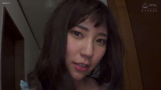 顔部のクローズアップ · 站立 · 微笑 · 注視 · 走廊 · 清纯 · ブルーのサスペンダー