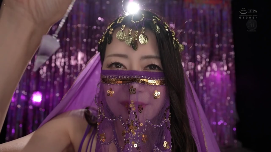 室内 · 脸部特写 · 诱惑 · 凝视 · 熟女 · 正对镜头 · 肛塞 · 肚皮舞服饰