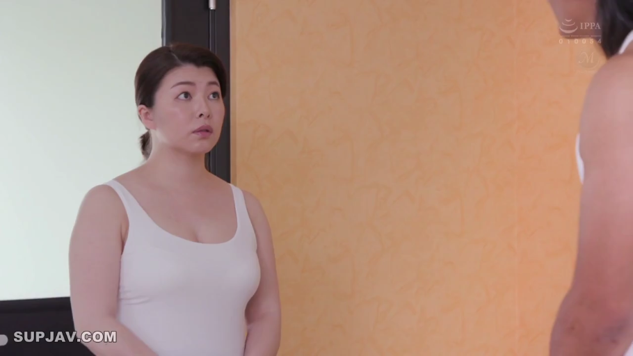 Indoor · Stand · White tank top · Eye contact · 上半身 · Mature woman · 惊讶