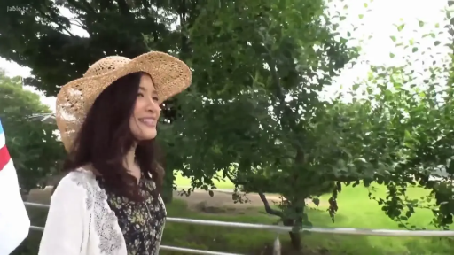 站立 · 户外 · 笑容 · 侧脸 · 碎花裙 · 淑女 · 漫步 · 草帽