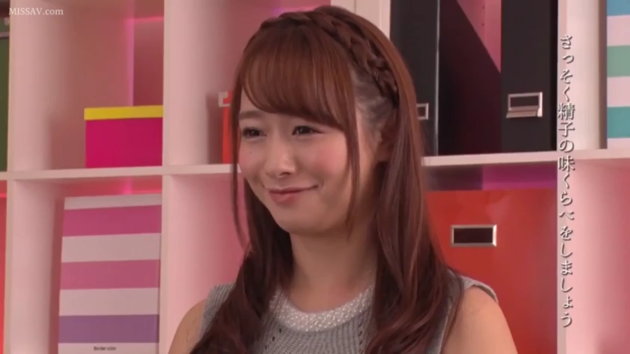 室内 · 微笑 · 正坐 · 凝视 · 头部特写 · 棕色长发 · 灰色针织上衣 · 背景文件夹