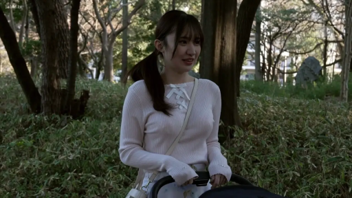 站立 · 自然 · 远景 · 户外 · 公园 · 时尚女装 · 婴儿车 · 推车闲聊