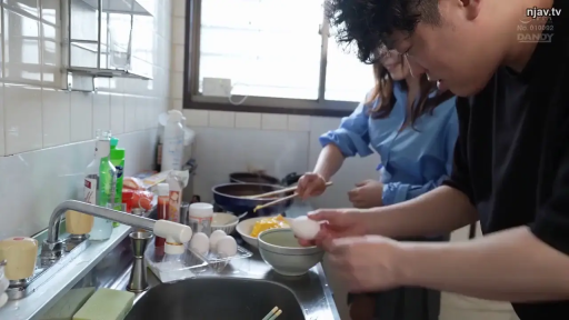 站立 · 厨房 · 黑色短袖