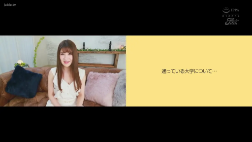 Sitting Posture · Medium shot · Living room · 抱枕 · Smile · 介绍 · 白色荷叶边上衣 · 正脸镜头