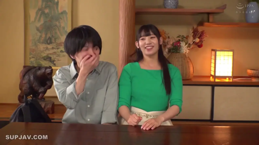 坐姿 · 中景 · 休闲装 · 剧情 · 聊天 · 笑容 · 木桌 · 日式房间