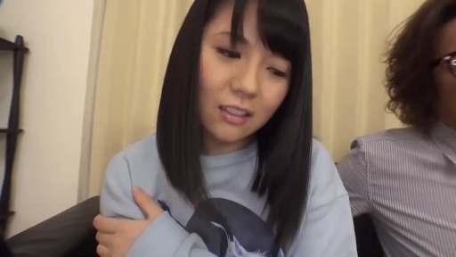 室内 · 坐姿 · 委屈 · 脸部特写 · 谈话 · 窗帘 · 亚洲女性 · 长袖卫衣