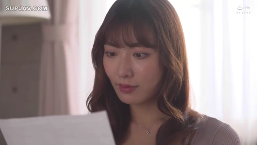 室内 · 专注 · 脸部特写 · 长发 · 正面 · 信件 · 看信 · 浅紫色针织衫