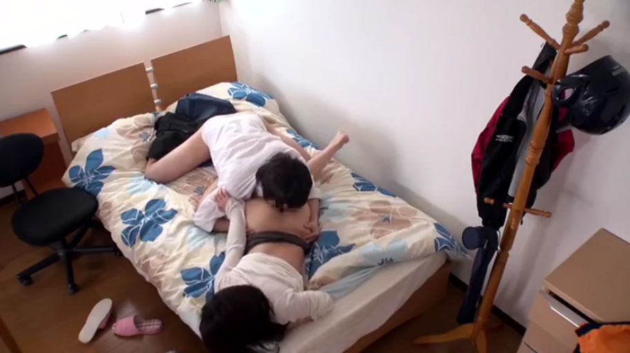 卧室 · 全景 · 白衬衫 · 俯卧 · 床 · 亲热