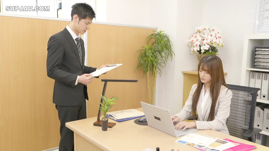 专注 · 办公室 · Stand · Medium shot · Computer · Business attire · 办公 · Workplace