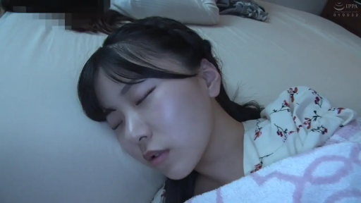 脸部特写 · 闭眼 · 枕头 · 床上 · 亚洲女性 · 躺卧 · 碎花睡衣 · 睡觉