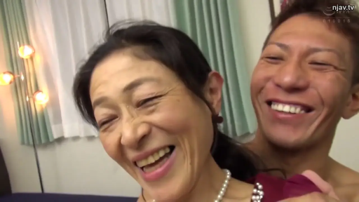 卧室 · 开怀大笑 · 脸部大特写 · 珍珠项链 · 依偎 · 狂笑 · 红色睡裙 · 背后裸男