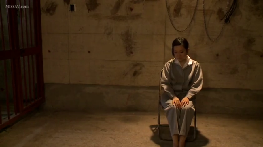 坐姿 · 全景 · 静坐 · 铁链 · 哀愁 · 连体衣 · 地下室