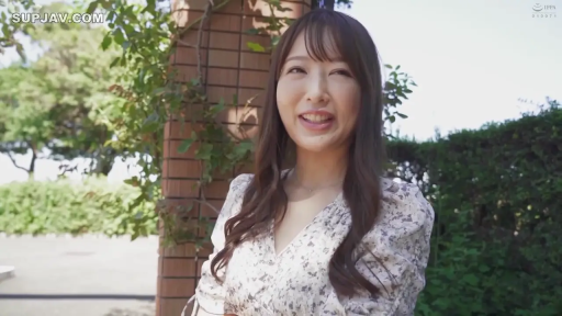 室内 · 坐姿 · 中景 · 微笑 · 情侣 · 采访 · 条纹睡衣 · 文字面板