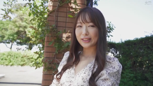 室内 · 单人 · 站立 · 中景 · 职业装 · 凝视 · 疑惑