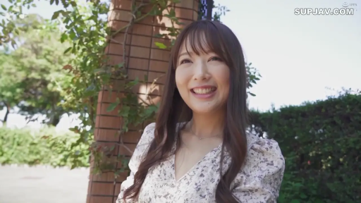 胸部 · 巨乳 · 摆拍 · 微笑 · 影棚 · 正面坐姿 · 蕾丝比基尼