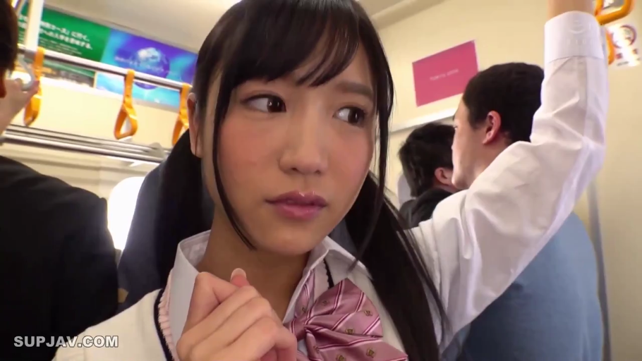 顔部のクローズアップ · 站立 · 恥ずかしがり屋 · 乘车 · JK制服 · 双马尾 · 电车 · 吊环