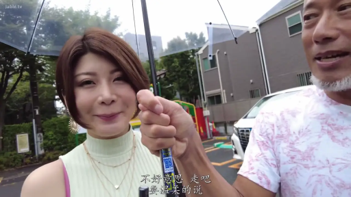 顔部のクローズアップ · 一人称視点 · 站立 · 街道 · 无袖上衣 · 撑伞交谈 · 輝く笑顔 · 透明雨伞