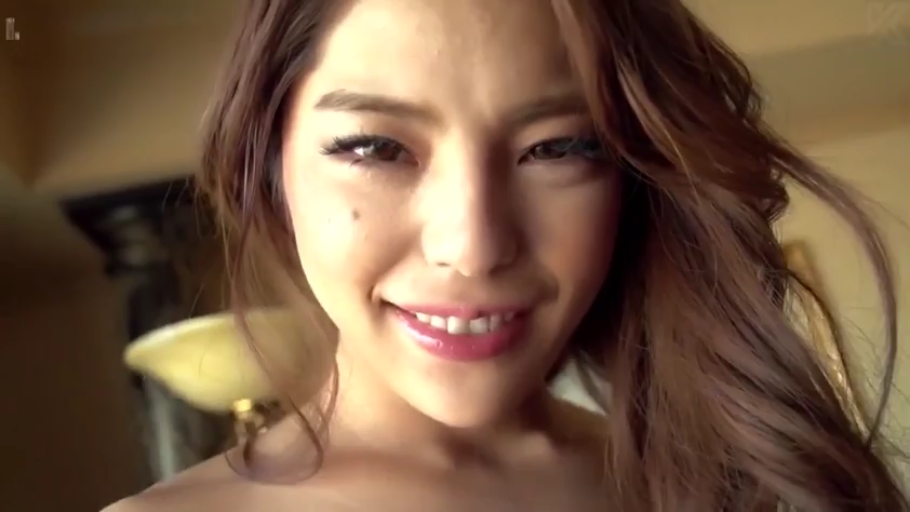 Indoor · Bend over · 面部特写 · Stare · 裸露肩膀