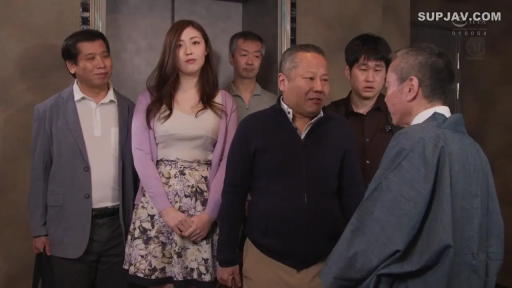 交谈 · 严肃 · 站立 · 休闲装 · 多人 · 包 · 电梯口