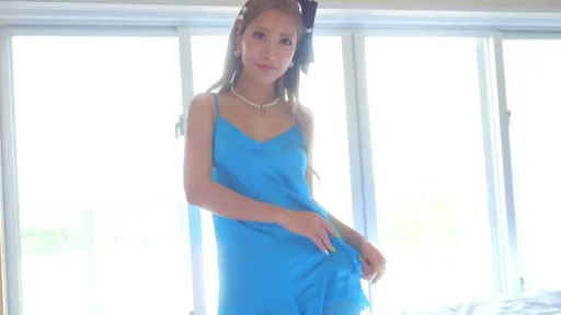 窗边 · 站立 · 半身照 · 甜美微笑 · 蝴蝶结发饰 · 成熟女性 · 撩起裙摆 · 蓝色丝绸吊带裙