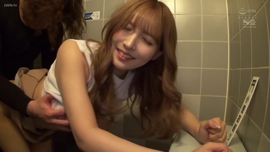 Bend over · Smile · 面部特写 · White tank top · 抚摸 · 洗手间 · Japanese AV · toilet