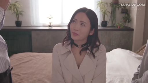 坐姿 · 面部 · 臥室 · 風衣