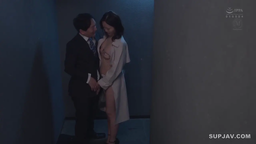 全身 · 站立 · 走廊 · 抚摸 · 风衣内衣