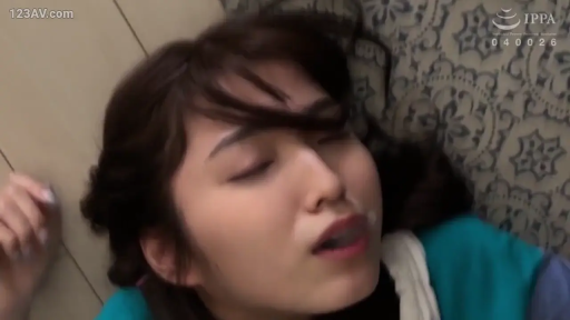 室内 · 脸部特写 · 仰卧 · 休闲服