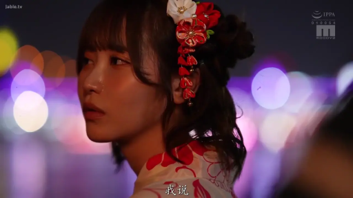 回眸 · 注视 · 头部特写 · 冷艳 · 户外夜景 · 红色碎花浴衣 · 花型发饰 · 背景光斑