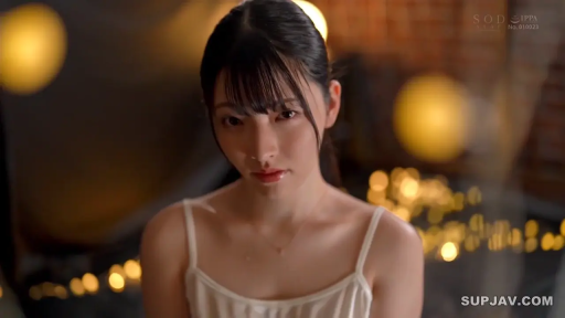 室内 · 坐姿 · 忧郁 · 脸部特写 · 注视镜头 · 装饰灯 · 白色吊带 · 亚洲女性