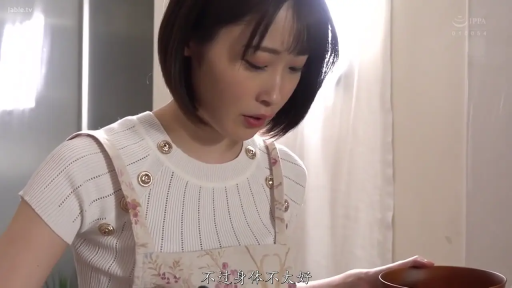 站立 · 餐厅 · 生日横幅 · 不清晰 · 俯视远景 · 侍应生制服 · 布置场地 · 黑白监控视角