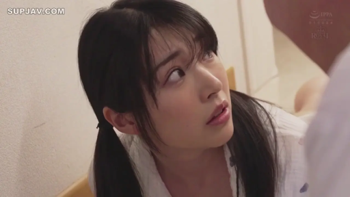 跪坐 · 委屈 · 卧室 · 面部特写 · 注视 · 双马尾 · 白色睡衣