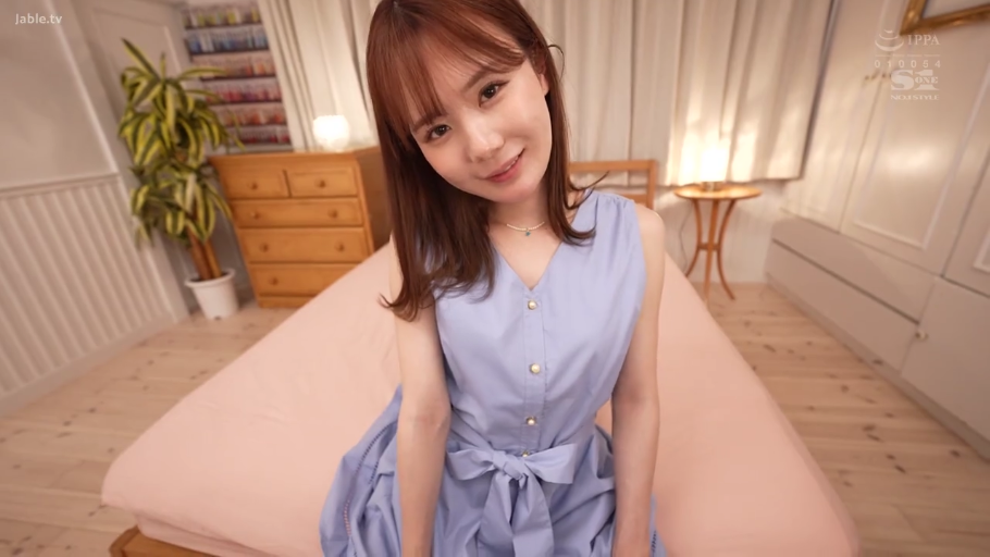 坐姿 · 卧室 · 注视镜头 · 甜美微笑 · 半身像 · 蓝色无袖连衣裙