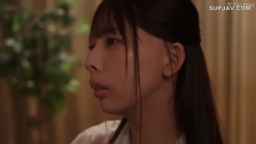 室內 · 坐姿 · 張口 · 盆栽 · 白色上衣 · 特寫 · 侧脸特写 · 茫然