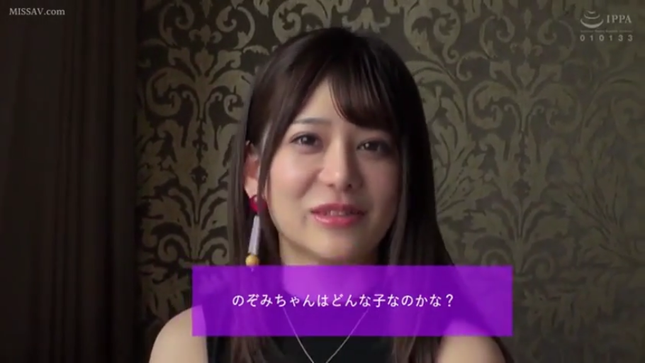 室内 · 面部 · 微笑 · 长款耳坠 · 言谈 · 字幕条 · 正向镜头 · 特写访谈