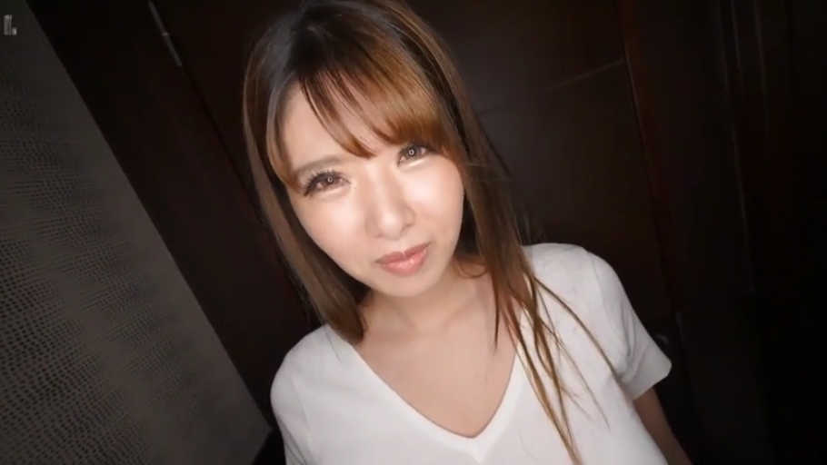 室内 · 脸部特写 · 站立 · POV视角 · 白色V领T恤 · 凝视镜头 · 微露笑意