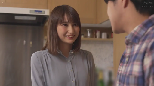 站立 · 中景 · 微笑 · 衬衫 · 交流 · 厨房 · 抽油烟机 · 日本