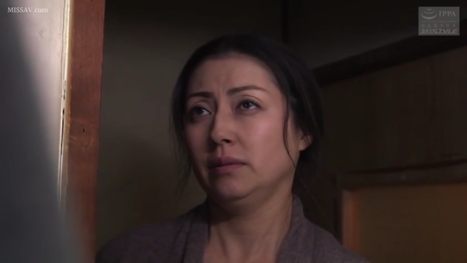 室内 · 脸部 · 站立 · 注视 · 熟女 · 悲伤 · 深色和服