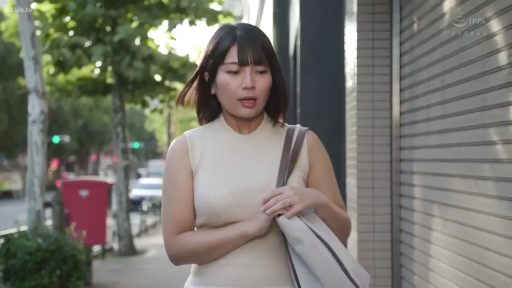 Half-body close-up · 行走 · 挎包 · 裙子 · Outdoor street · 街拍 · On the road · 忧心忡忡