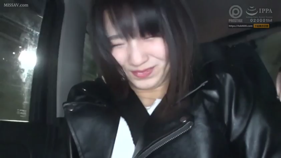 坐姿 · 微笑 · 特写 · 交流 · 车内 · 车座 · 皮夹克 · 柔和灯光